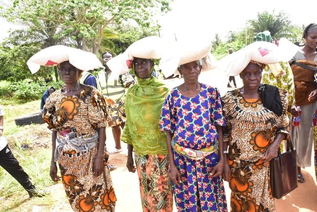 Dangote Foundation Distributes Bags of Rice to Host Communities