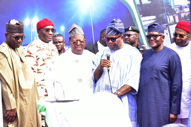 Tinubu Commends Dangote’s Infrastructural Development Impact, Says Oworonshoki-Apapa Expressway World’s10th Wonder