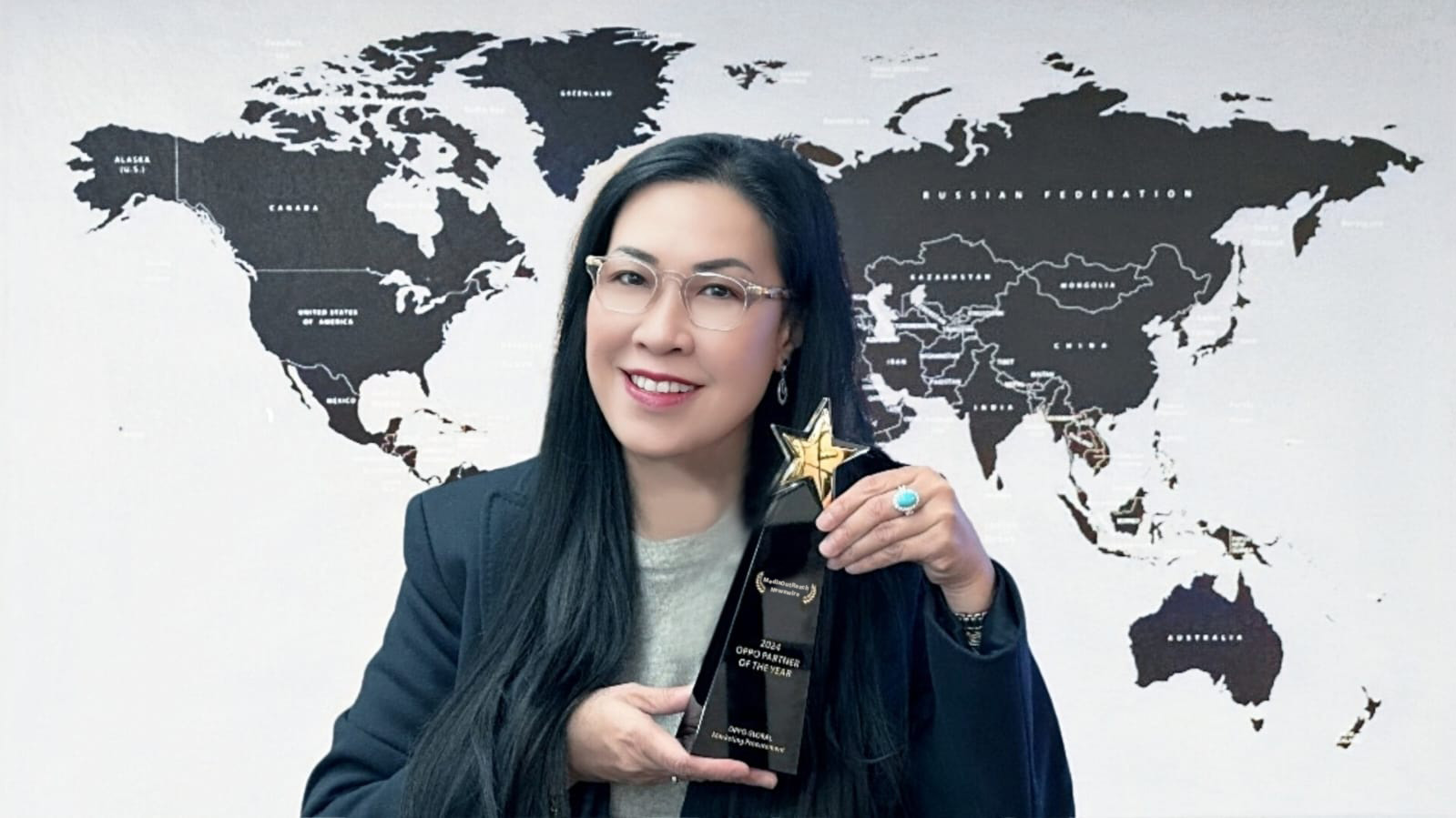 Media OutReach Newswire's Founder and CEO Jennifer Kok with the prestigious OPPO 'Partner of the Year 2024' award