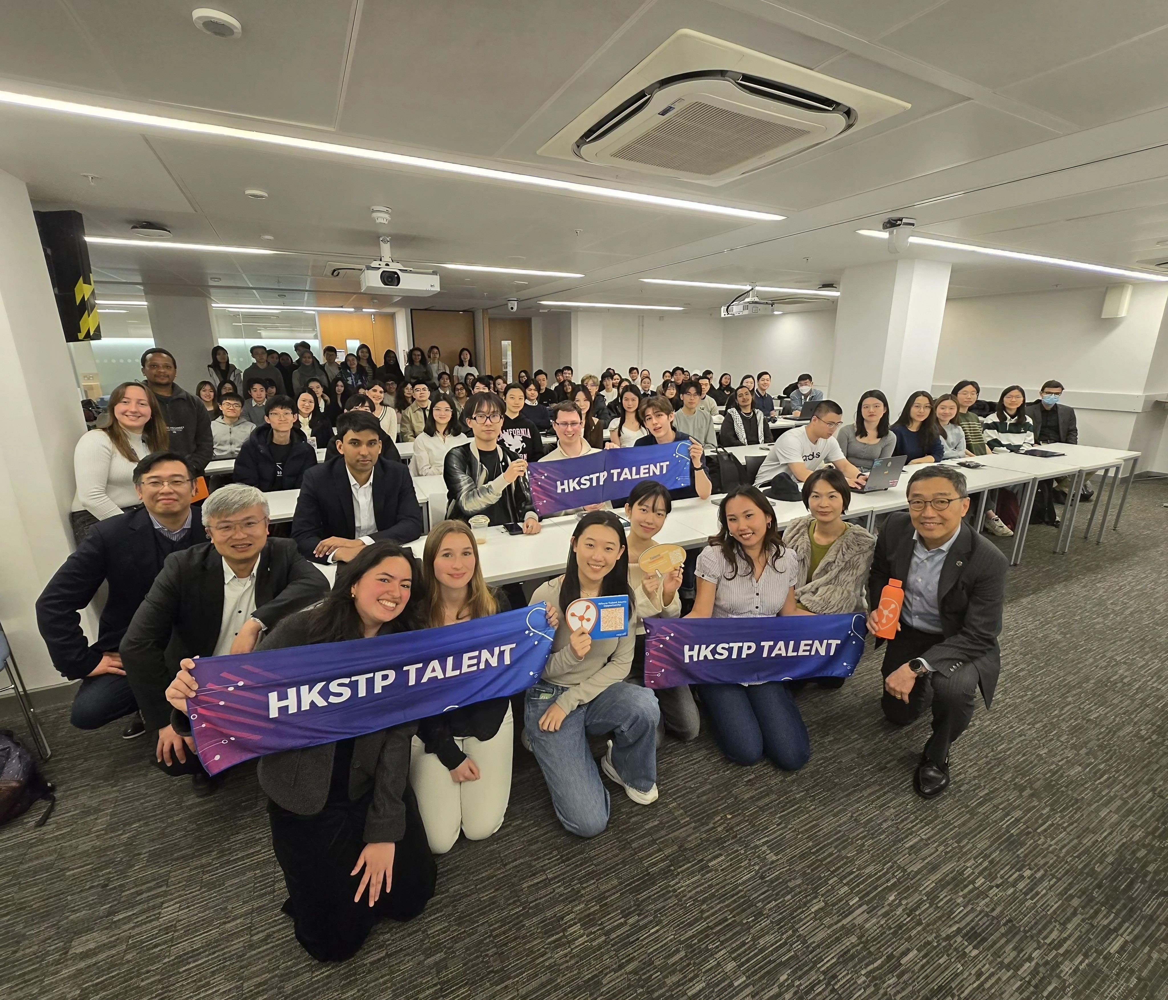 The delegation from HKSTP visit multiple universities ranked among the world’s top 10 in the UK and hold multiple sharing sessions on campus to engage in face-to-face interactions with local students.