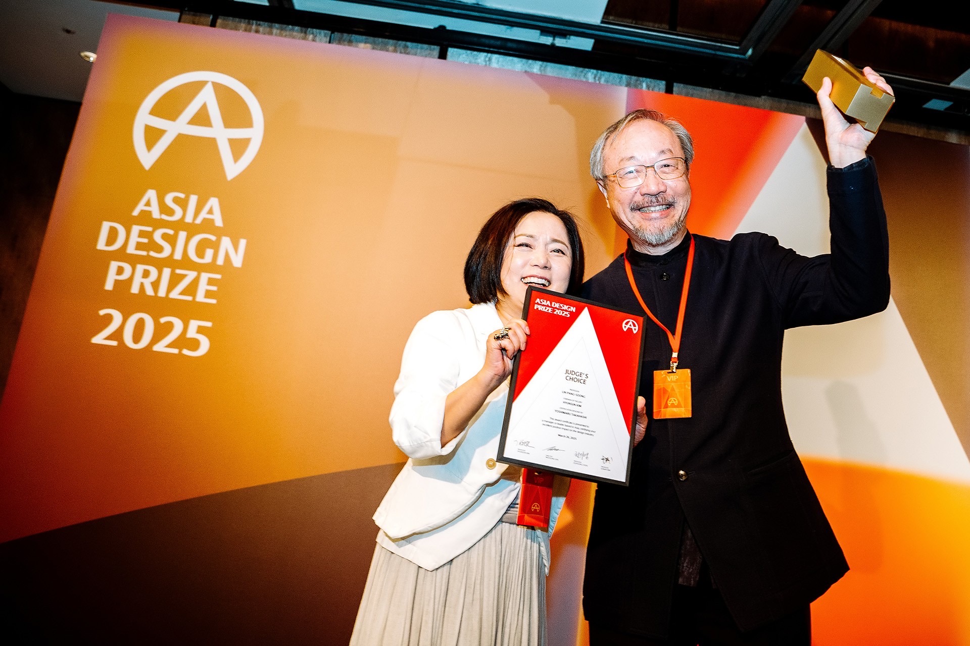 Dr. Kim Hyun-Sun, chairman of the 2025 Asia Design Prize Jury, awarded the Judge's Choice to Apex Lin, Chair professor of Asia University in Taiwan, in recognition of his long-term contribution to Asian design.