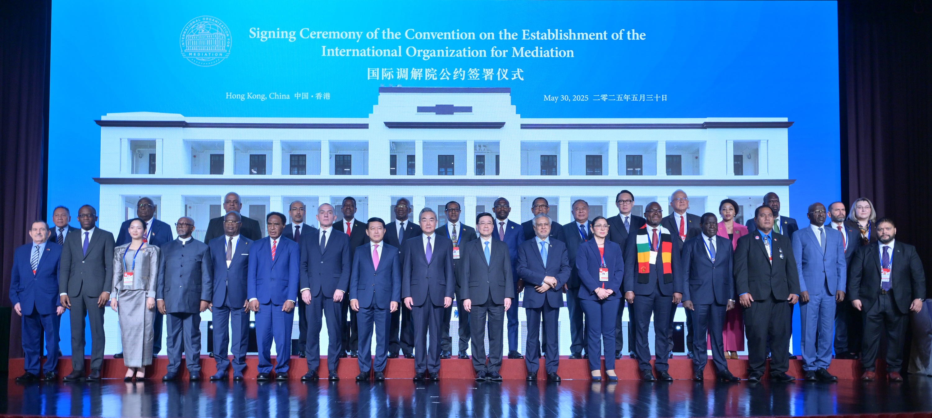 Representatives from over 30 countries, including China and countries from Asia, Africa, Latin America and Europe, jointly signed the Convention on the Establishment of the International Organization for Mediation in Hong Kong on May 30.