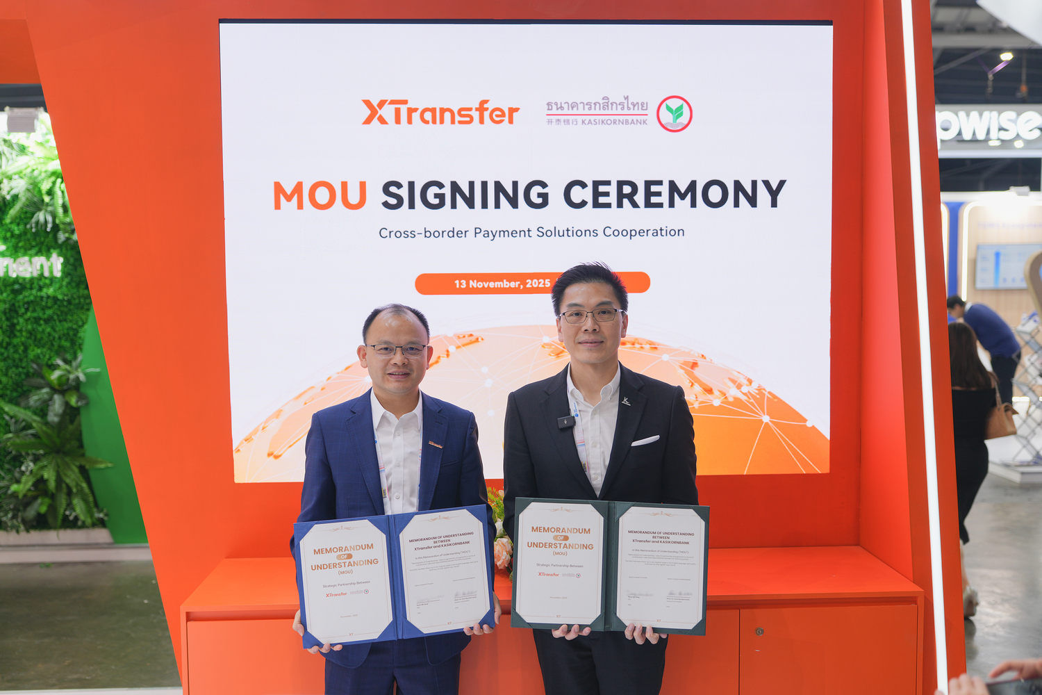 Bill Deng, Founder and CEO of XTransfer (Left) and Dr Karin Boonlertvanich, Executive Vice President - Corporate Strategy and Innovation Division Head at KBank (Right), signed an MOU during the Singapore Fintech Festival.