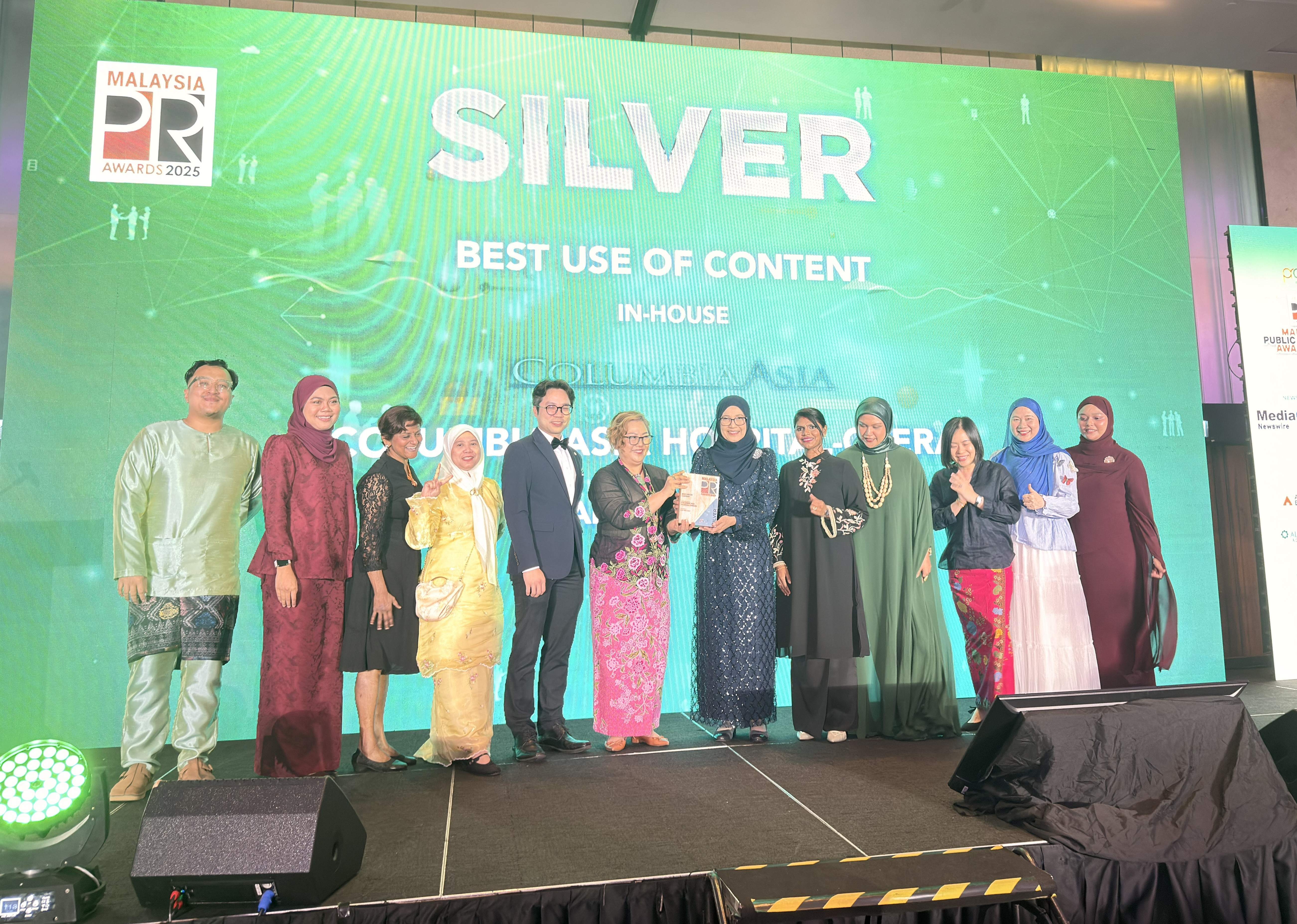 Regional Chief Executive Officer, Engku Marina Engku Hatim (middle) accepting the Award for Columbia Asia Hospital Cheras