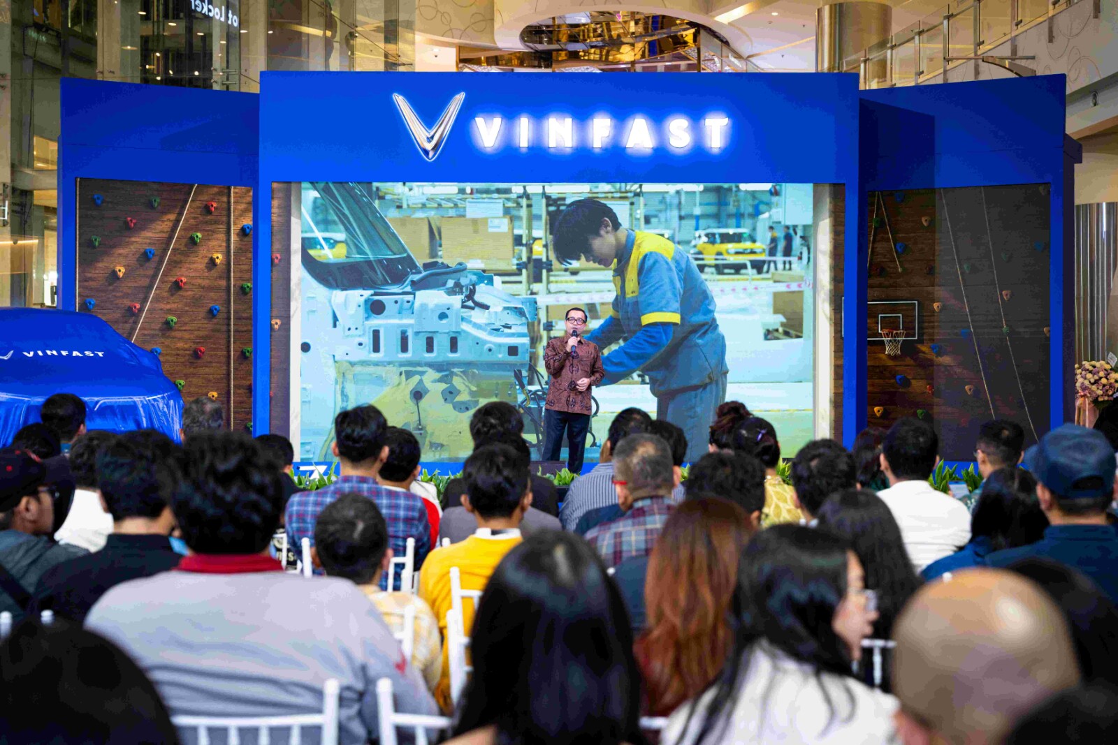 Mr. Kariyanto Hardjosoemarto, CEO of VinFast Indonesia, announced the rollout of the VF MPV 7 electric vehicle from its Subang plant in West Java.