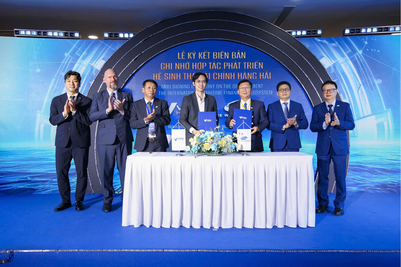 Assoc. Prof. Dr. Nguyen Huu Huan (left), Vice Chairman of VIFC-HCMC, and Mr. Nguyen Thanh Binh, General Director of Gemadept Corporation, at the official launch ceremony of the International Maritime Financial Ecosystem (IMFE) in Ho Chi Minh City.