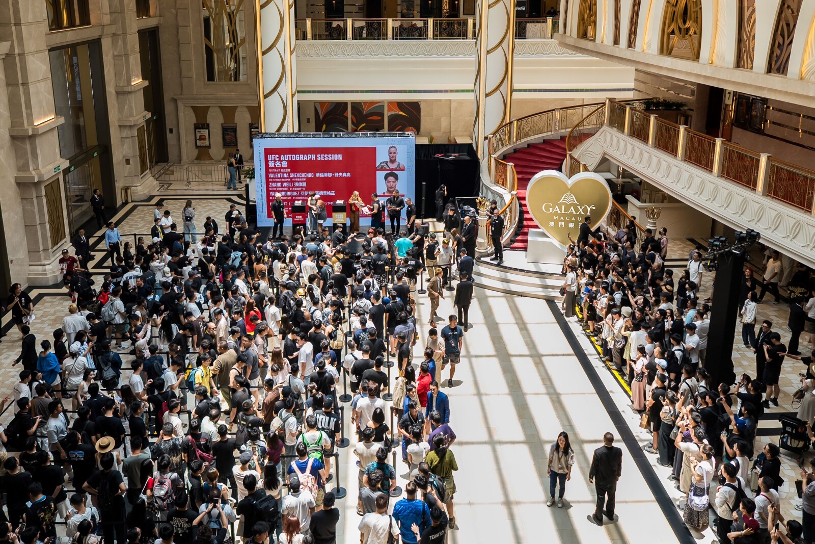 In collaboration with UFC, Galaxy Macau presented Fight Week fan activities at East Square, attracting a large number of fight fans eager to battle-test their UFC heroes, alongside the UFC FAN EXPERIENCE at the Pearl Lobby at Galaxy Promenade for an exclusive experience.