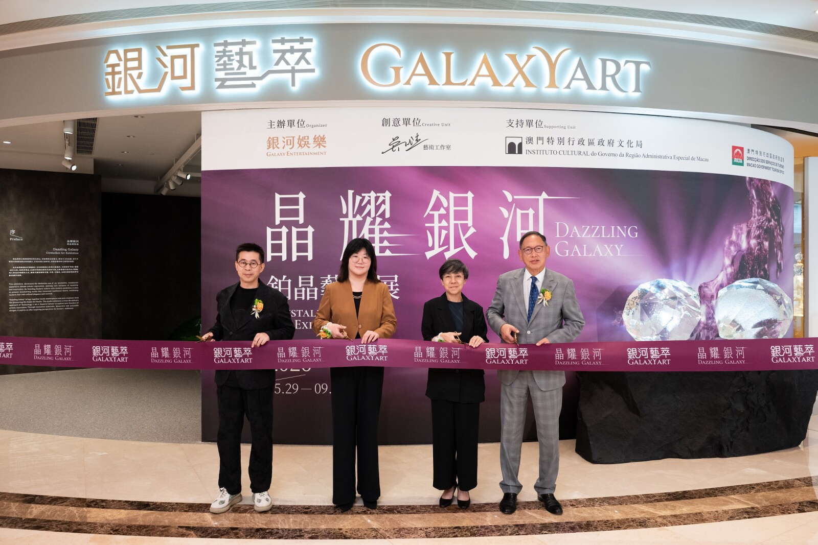 The Opening Ceremony was held this morning, officiated by guests of honour, including Ms. Maria Helena de Senna Fernandes, Director of the Macao Government Tourism Office (2nd from right); Ms. Chan Lei Lei, Director of Macao Conservatory, Cultural Affairs Bureau of the Macau S.A.R. Government (2nd from left); Mr. Philip Cheng, Director of Galaxy Entertainment Group (1st from right); artist Wu Daijie (1st from left).