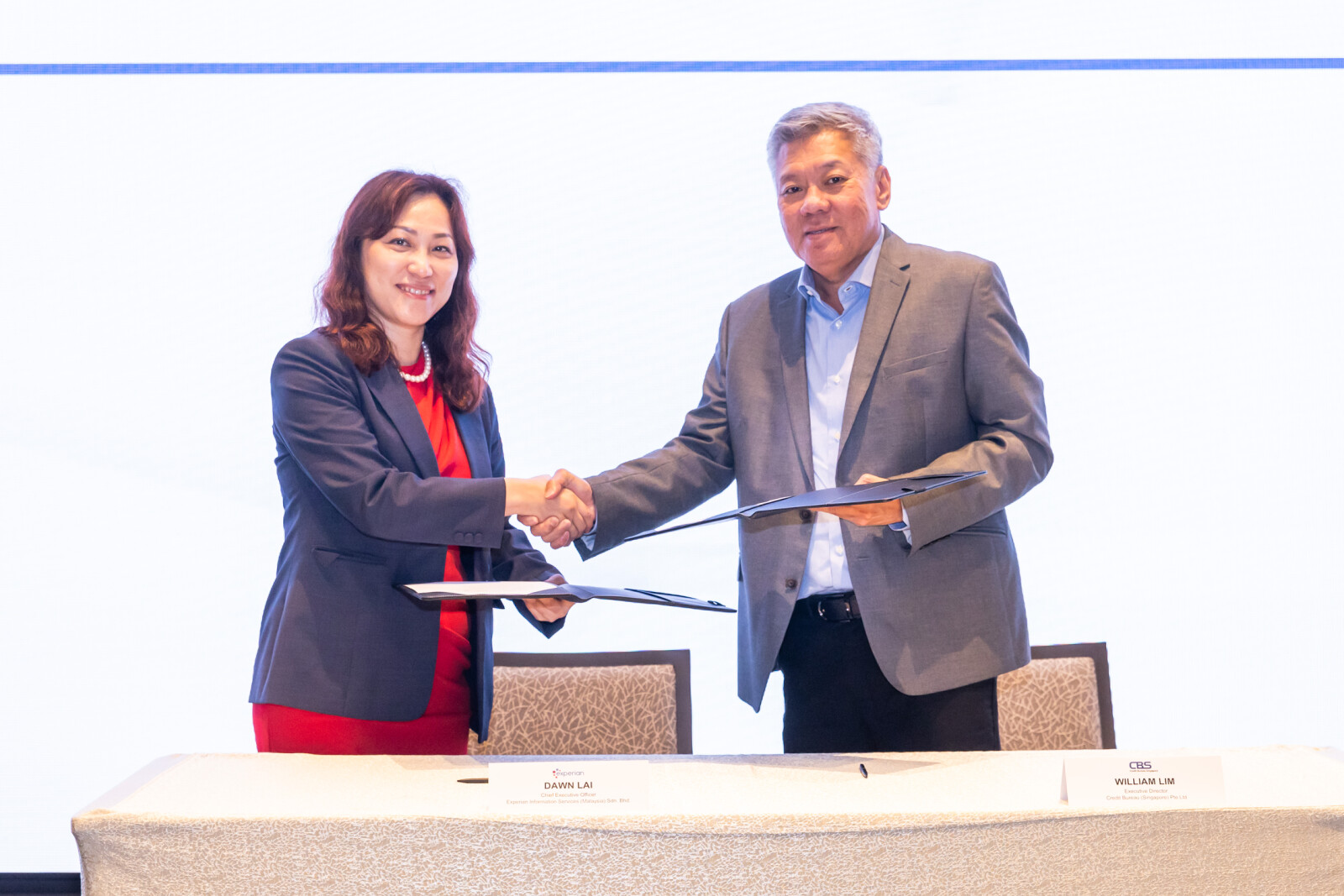 From left to right: Ms. Dawn Lai, Chief Executive Officer of Experian Information Services Malaysia and Mr. William Lim, Executive Director of Credit Bureau Singapore