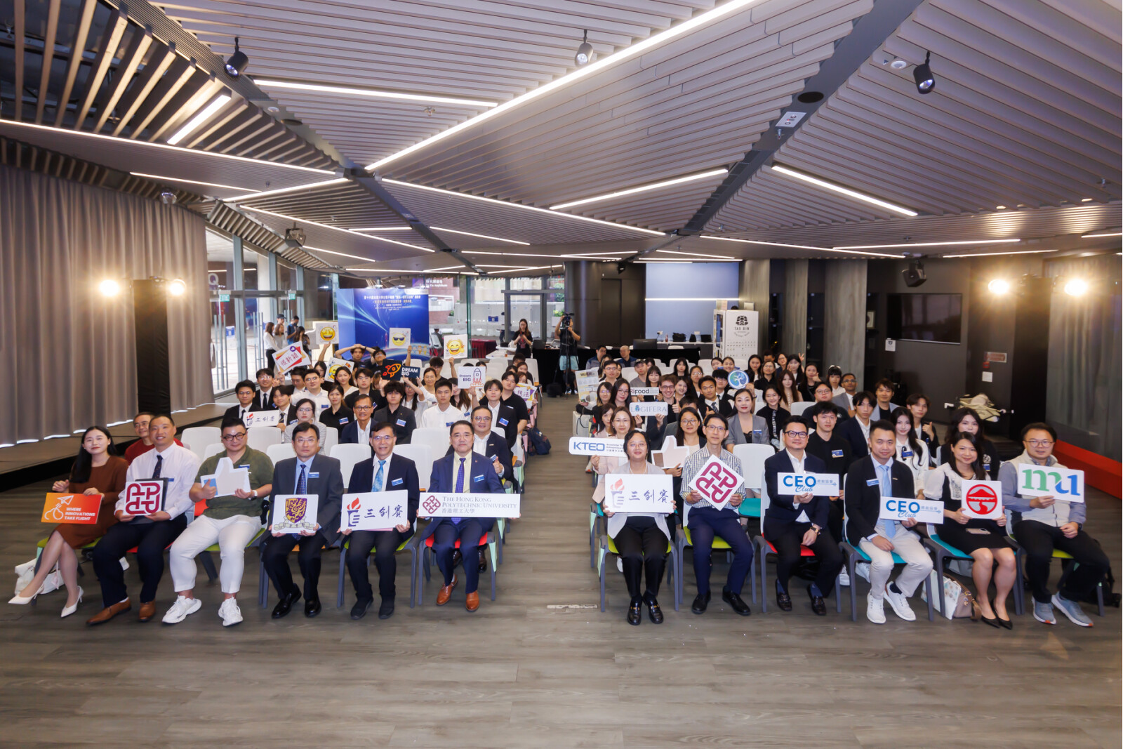 The participating teams joined the judges and guests for a group photo.