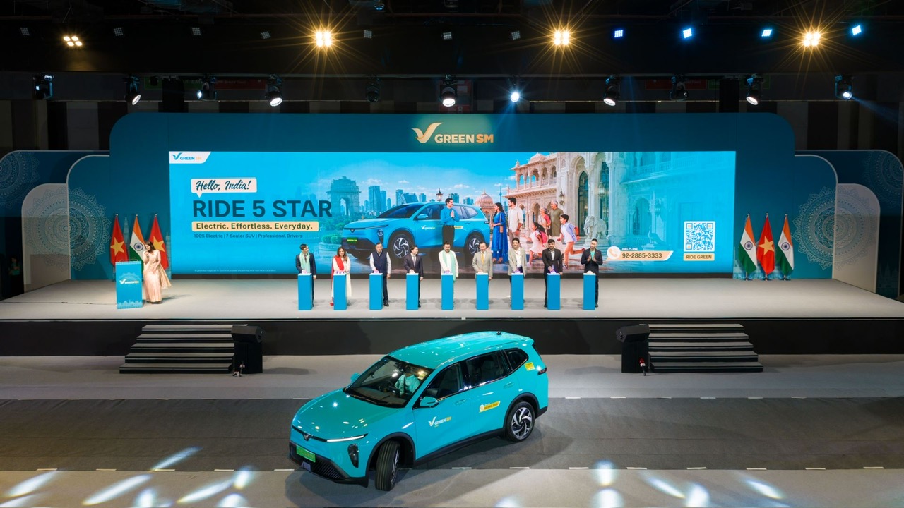 Green SM leaders, joined by representatives from Indian government agencies, the Vietnamese Embassy in India, and distinguished guests, ceremonially pressed the launch button to officially mark the debut of Green SM's fully electric taxi services in India.