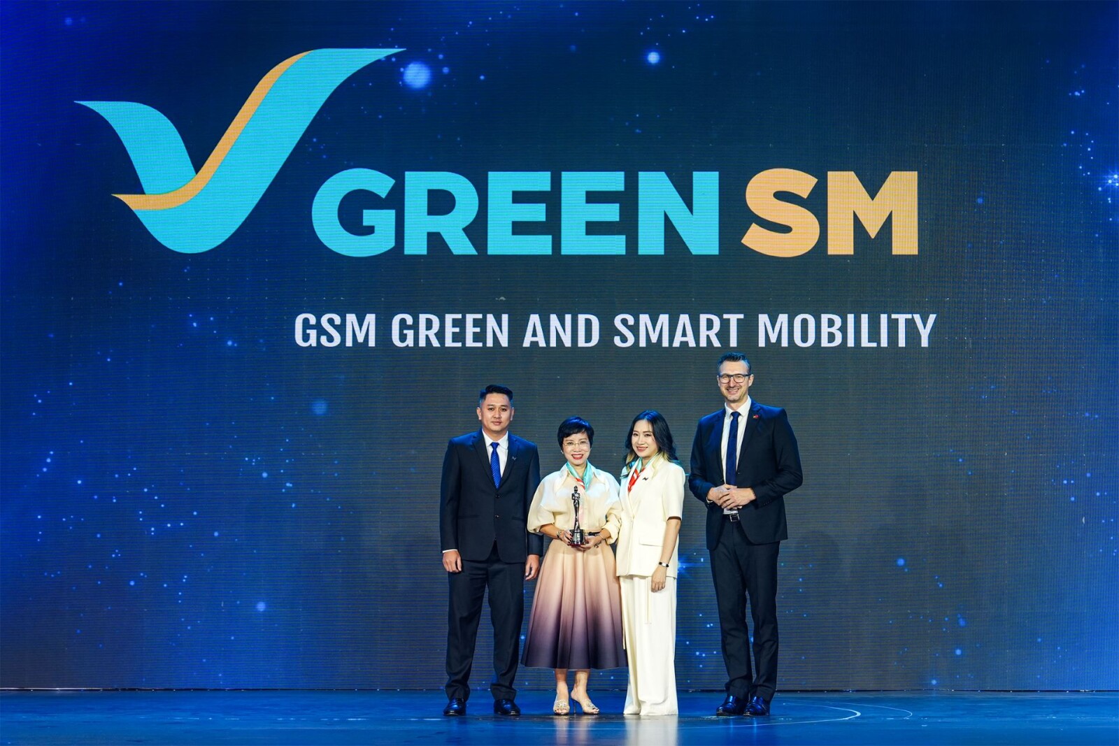 Green SM representatives receive the "Best Companies to Work for in Asia – Vietnam" and "Technology Empowerment Awards" at the HR Asia Awards 2026.