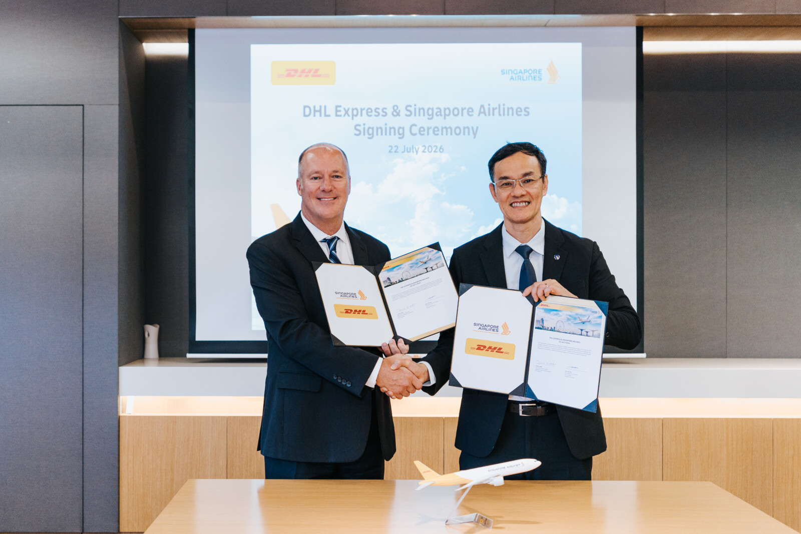 DHL Express Executive Vice President for Network Operations and Aviation, Mr Travis Cobb (left), and Singapore Airlines Chief Commercial Officer, Mr Lee Lik Hsin (right), at the renewal of the Crew and Maintenance agreement for five DHL Boeing 777 freighters in Singapore.